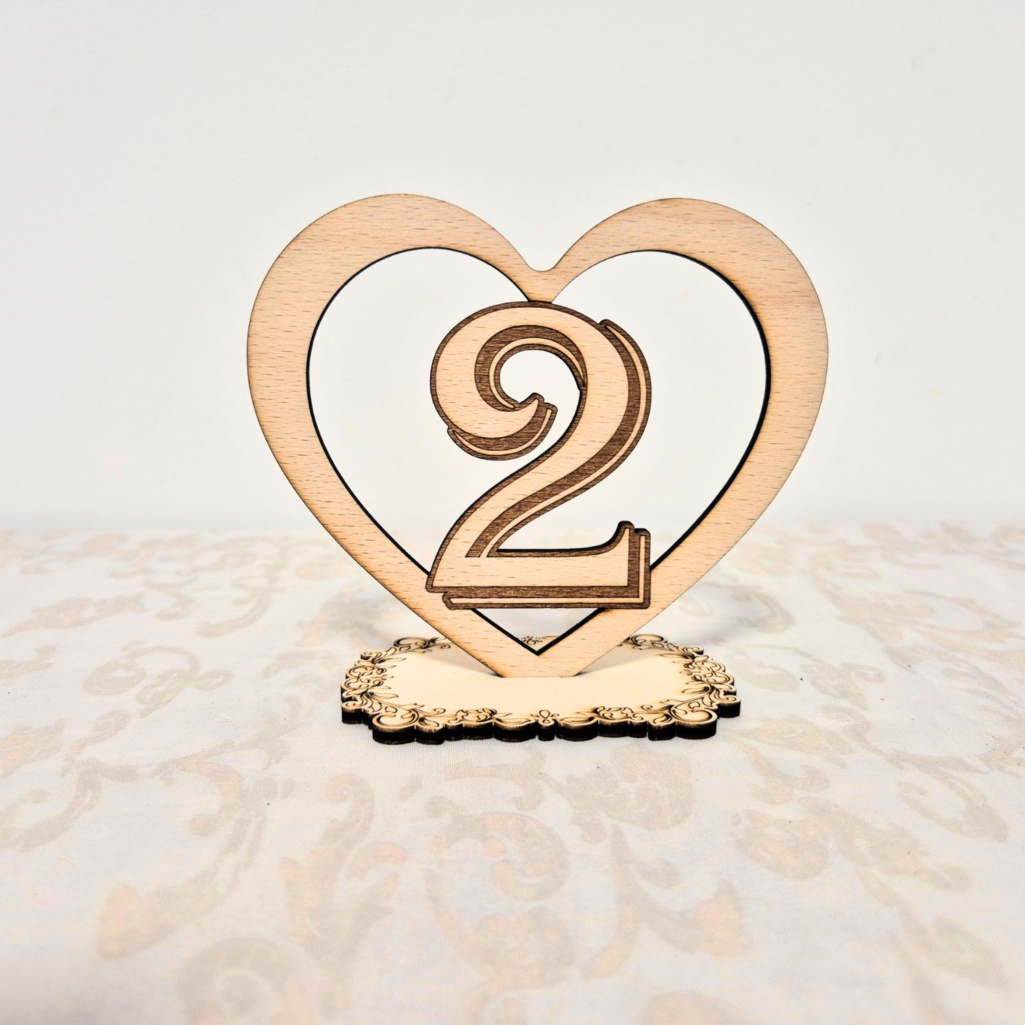Szív alakú fa talpas asztalszám (9 db) - Image 3